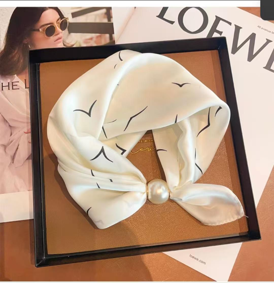 🧣 Effortless Glamour: Pop-On Pearl Necklace Scarf ✨