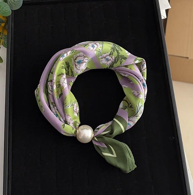 🧣 Effortless Glamour: Pop-On Pearl Necklace Scarf ✨