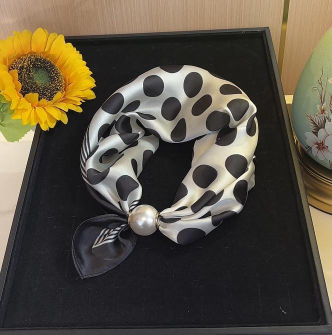 🧣 Effortless Glamour: Pop-On Pearl Necklace Scarf ✨