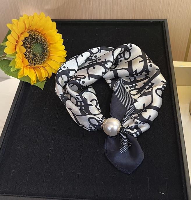 🧣 Effortless Glamour: Pop-On Pearl Necklace Scarf ✨